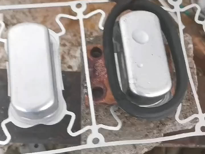 鋁件模具加熱，高頻機(jī)緩慢加熱至100度左右，保持模具不變形