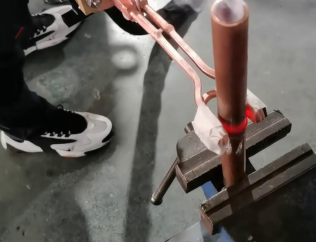 手持式高頻焊機的價格相對較高，但其高效、靈活、高質量的銅管焊接特點