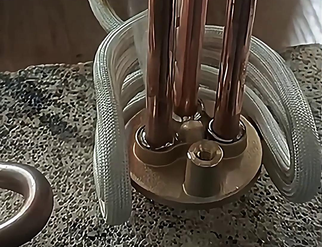 高頻釬焊技術在銅管分流器的焊接中得到了廣泛應用，適用于不同材質、尺寸和形狀的銅管分流器的焊接
