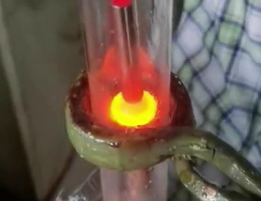 通過(guò)手持式高頻加熱機(jī)在氮?dú)獗Ｗo(hù)下焊接銅管，可以獲得高質(zhì)量的焊縫，提高產(chǎn)品的性能和可靠性