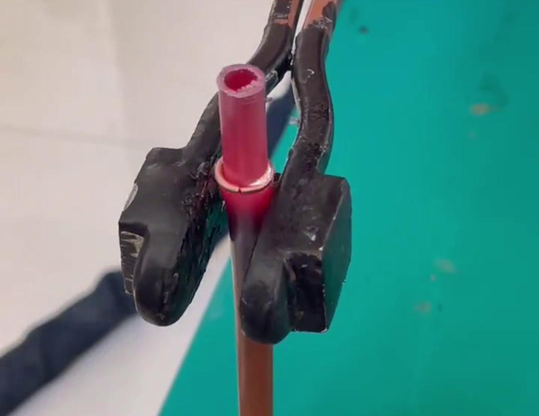 散熱器銅管對(duì)接焊用手持式高頻機(jī)，只要三秒就可以焊接完成，看一看效果如何
