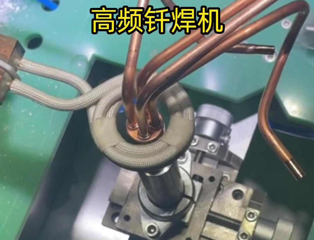 在雙工位自動(dòng)感應(yīng)釬焊設(shè)備中，每個(gè)工位都配備了獨(dú)立的感應(yīng)加熱系統(tǒng)和釬焊工具，確保兩個(gè)工位可以同時(shí)進(jìn)行焊接作業(yè)