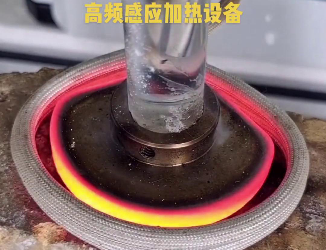 高頻焊機(jī)焊接因其高效、高質(zhì)量、環(huán)保、操作簡(jiǎn)便和適應(yīng)性強(qiáng)等優(yōu)點(diǎn)，被廣泛應(yīng)用于各個(gè)行業(yè)