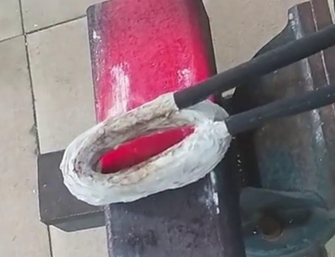 手持式高頻加熱機(jī)在方管加工中，它可以用來(lái)實(shí)現(xiàn)焊接預(yù)熱、局部退火、彎曲軟化等工藝需求
