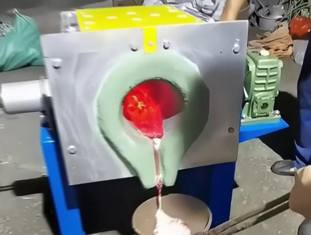 中頻熔鋁爐具有多種優(yōu)點(diǎn)，如體積小、重量輕、效率高、耗電少