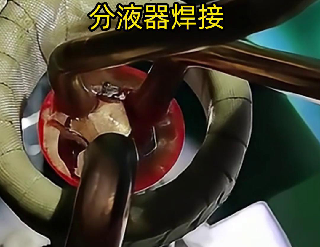 分液器銅管的高頻焊接是一種利用高頻電流在工件中產(chǎn)生熱效應(yīng)，使接觸部位熔化，形成永久連接的工藝