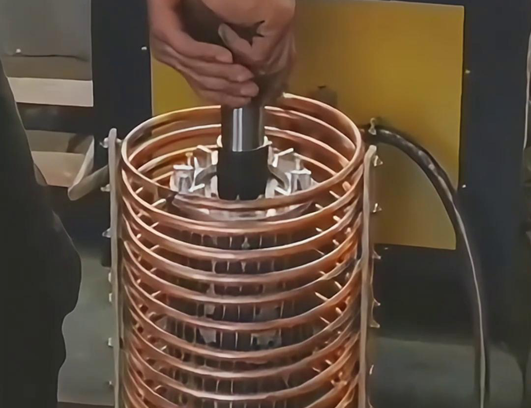 利用高頻電源控制電流對轉子進行快速加熱，使其膨脹，然后將其裝配到定子中