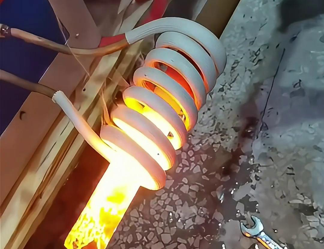 鐵棒的高頻加熱具有效率高、速度快、操作簡(jiǎn)單等優(yōu)點(diǎn)，廣泛應(yīng)用于金屬材料加工
