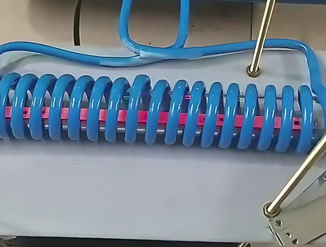 定制的高頻退火機(jī)，主要用于雙孔墊片在線退火使用