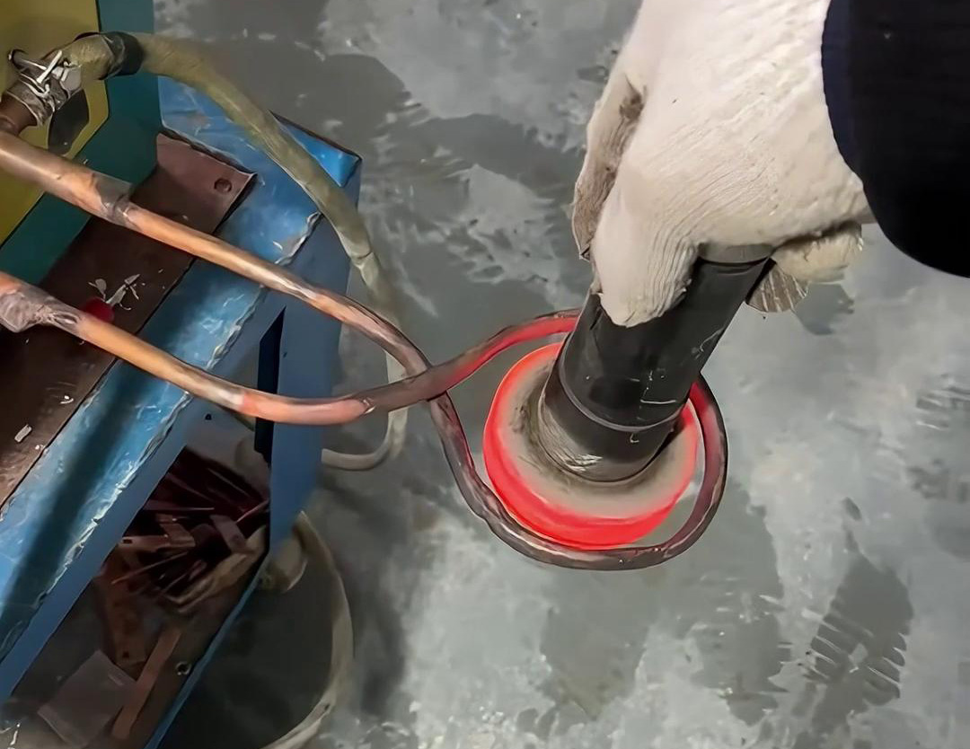 超音頻感應加熱設備是一種對金屬工件進行感應加熱，以進行表面淬火、退火等熱處理的設備。