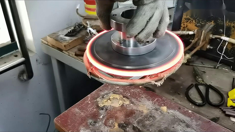 高頻退火機(jī)，通過更換線圈可以對(duì)不同規(guī)格形狀的不銹鋼工件進(jìn)行退火熱處理