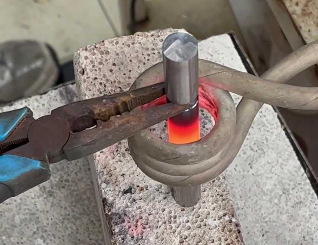 鋼棒折彎過(guò)程，高頻加熱機(jī)能快速加熱鋼棒退火