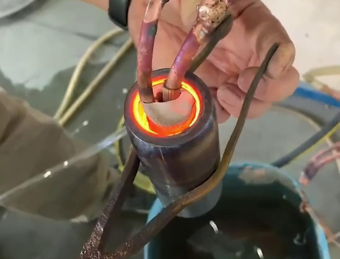 您要做內(nèi)孔熱處理嗎？那么這臺(tái)高頻加熱機(jī)就是您想要找的設(shè)備