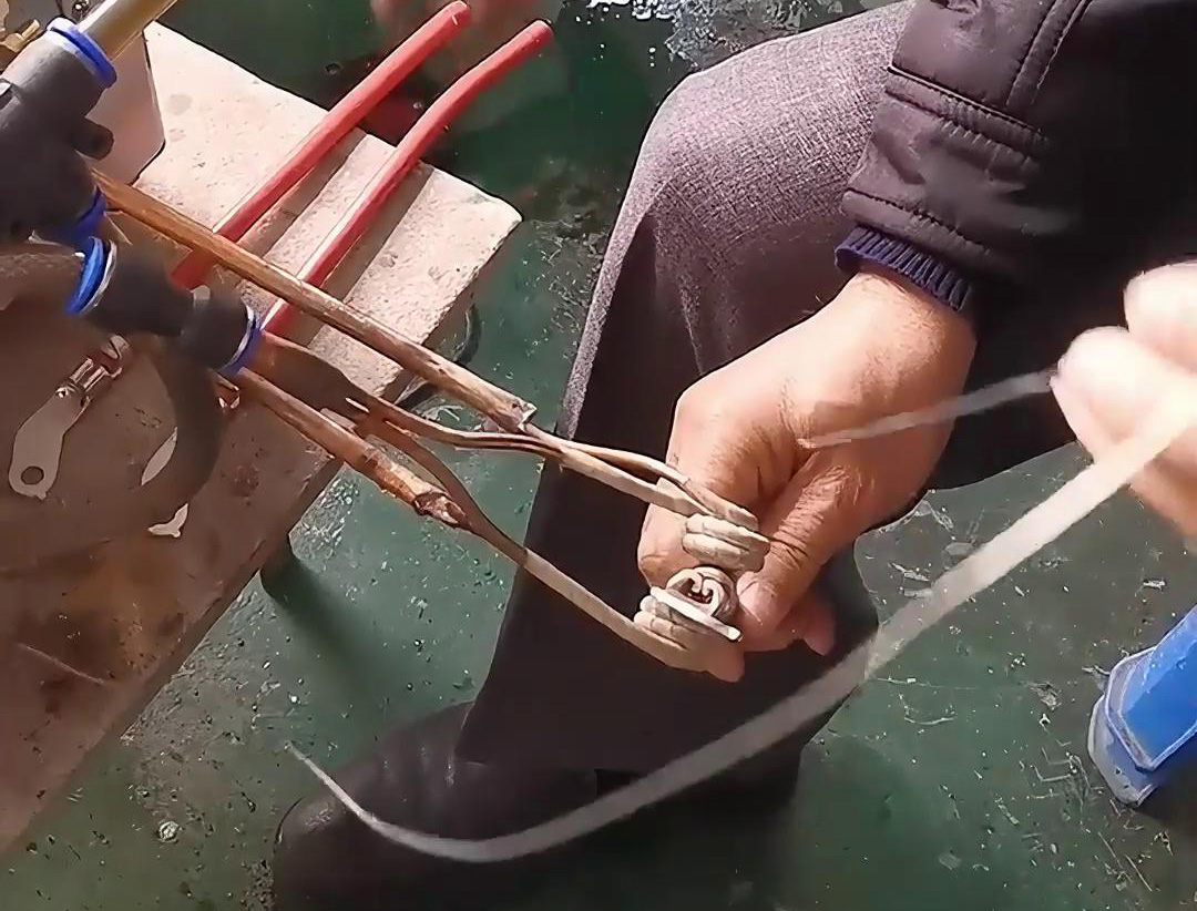新能源線束端子錫焊用高頻焊機(jī)，提高線束端子的耐腐蝕性，延長(zhǎng)其使用壽命