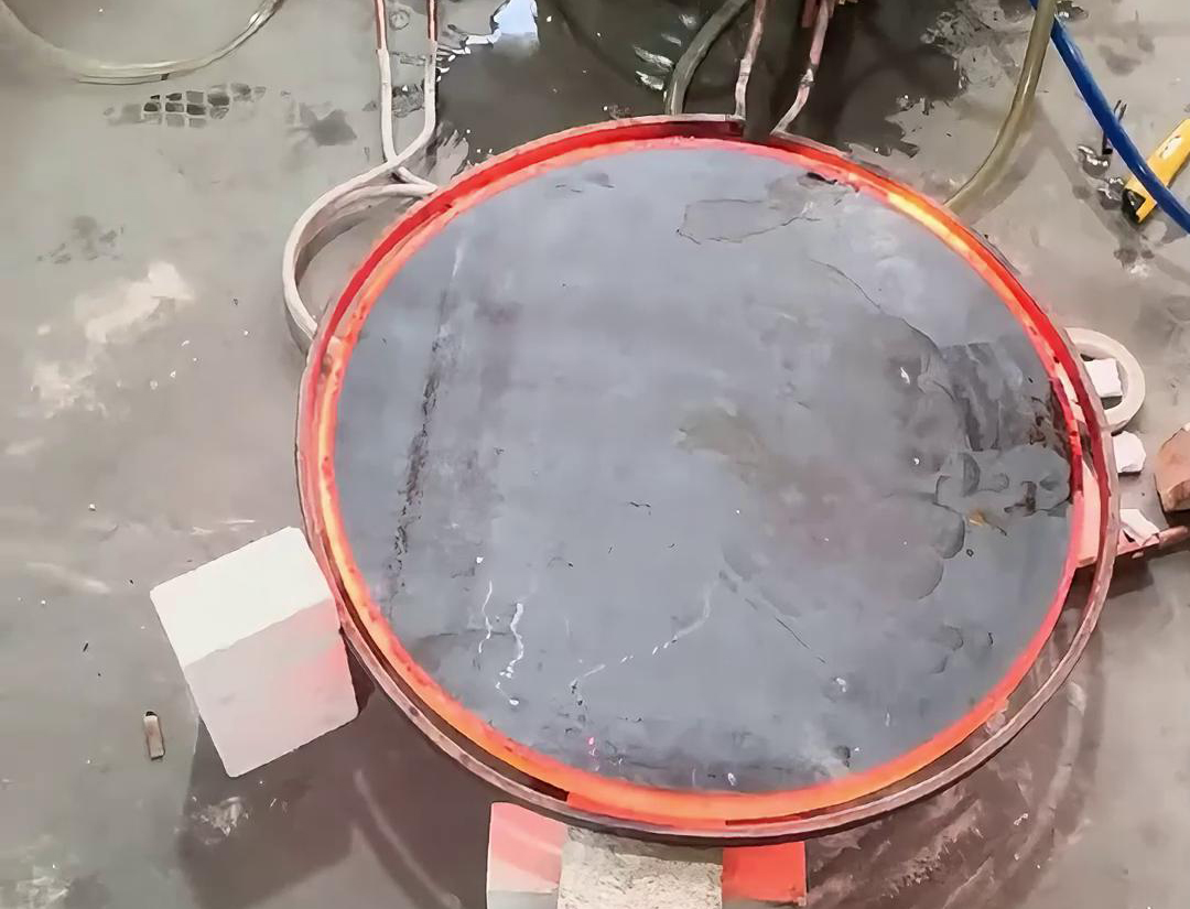超音頻感應(yīng)加熱設(shè)備對直徑700mm、厚度20mm的圓形鐵餅加熱至900度
