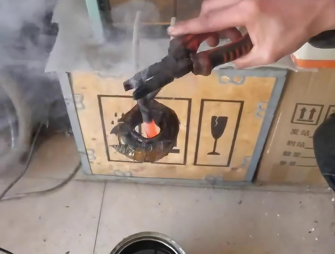 小型高頻淬火機(jī)，適用于常見(jiàn)小型五金金屬材料淬火熱處理