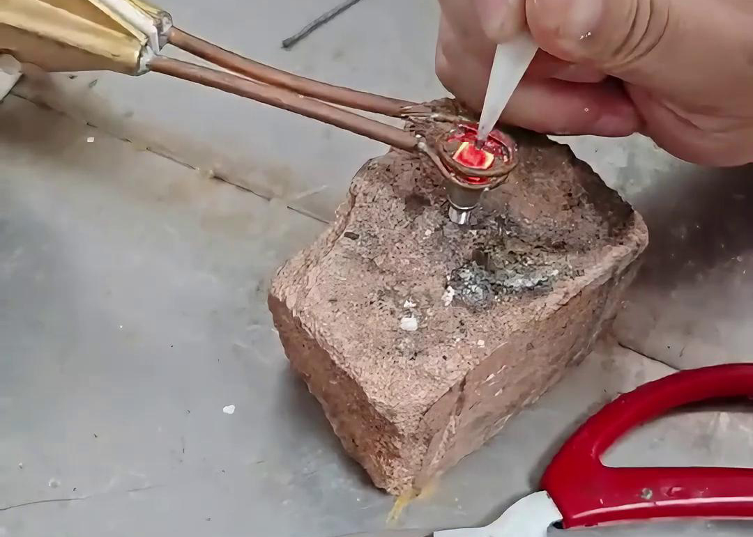 超高頻焊機憑借其獨特的工作原理和優(yōu)勢，在鎢鋼焊接方面表現(xiàn)出色