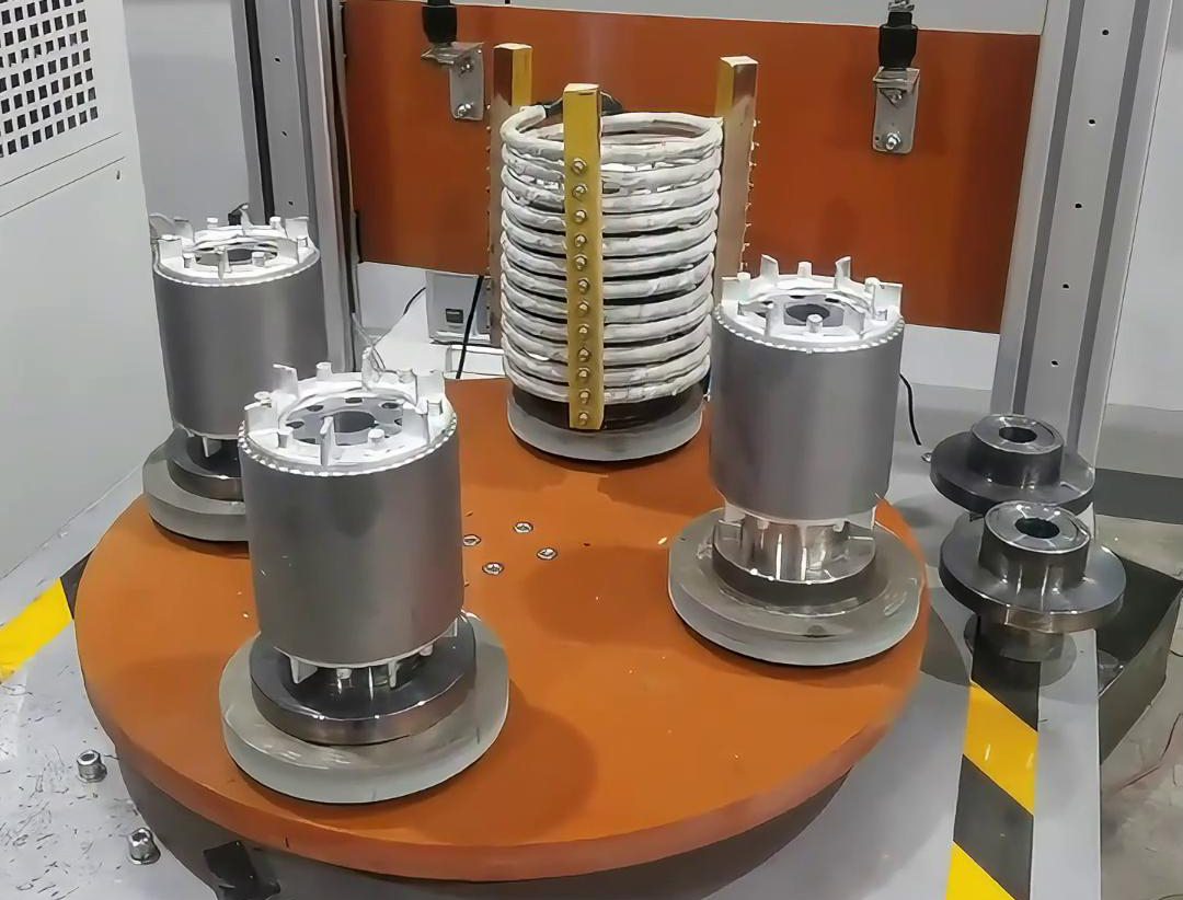 一套人工操作半自動電機(jī)轉(zhuǎn)子熱套設(shè)備，它由高頻感應(yīng)加熱設(shè)備組合而成