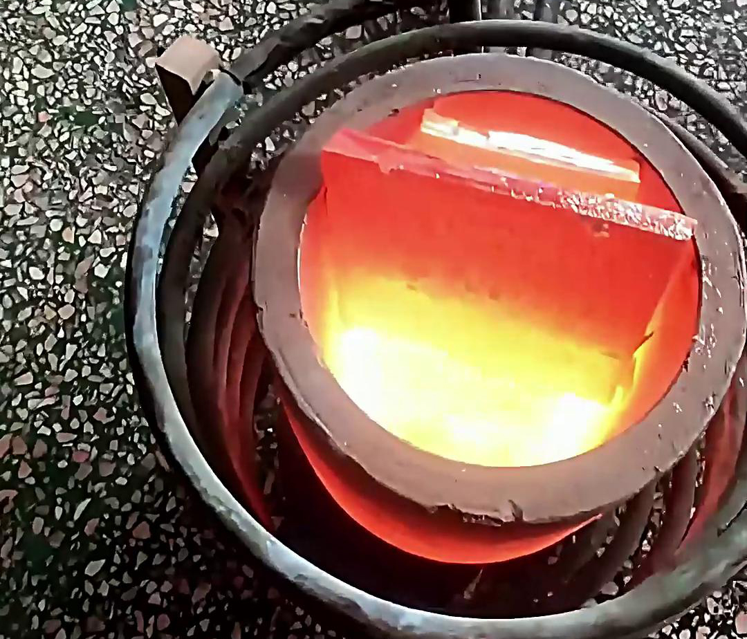 使用380V電壓的小型中頻熔煉爐，它的功率滿足熔煉金、銀、銅，10公斤容量