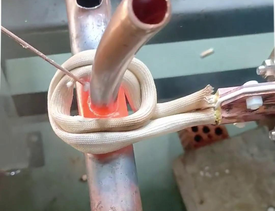 這款手持式高頻焊機就不一樣了，它焊接銅管操作簡單，新手幾分鐘就能學(xué)會