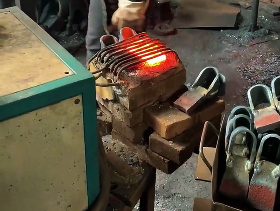 利用超音頻感應加熱技術，對鋤頭等農(nóng)具坯料進行快速、均勻加熱，隨后進行鍛造加工的工藝