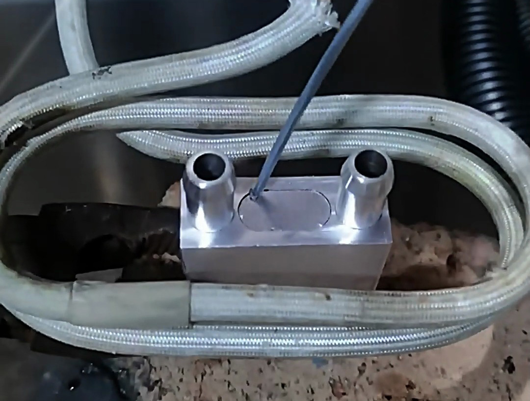 使用高頻焊機(jī)焊接鋁件，那么焊接鋁件就像喝水一樣簡(jiǎn)單，簡(jiǎn)單到有手就會(huì)