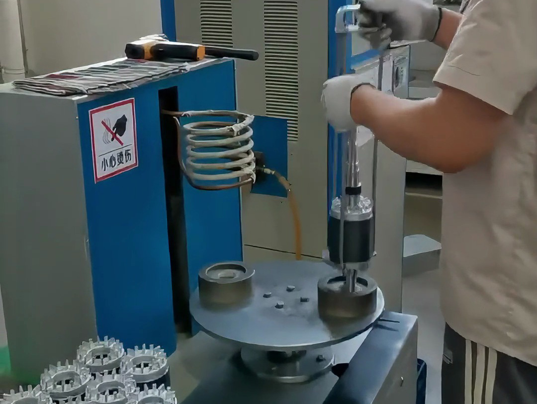 用中頻感應加熱設備，將轉(zhuǎn)子軸芯加熱至200°C后裝入定子