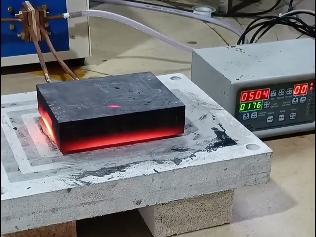 石墨模具加熱就使用高頻加熱機(jī)，導(dǎo)磁材料都可以高頻加熱