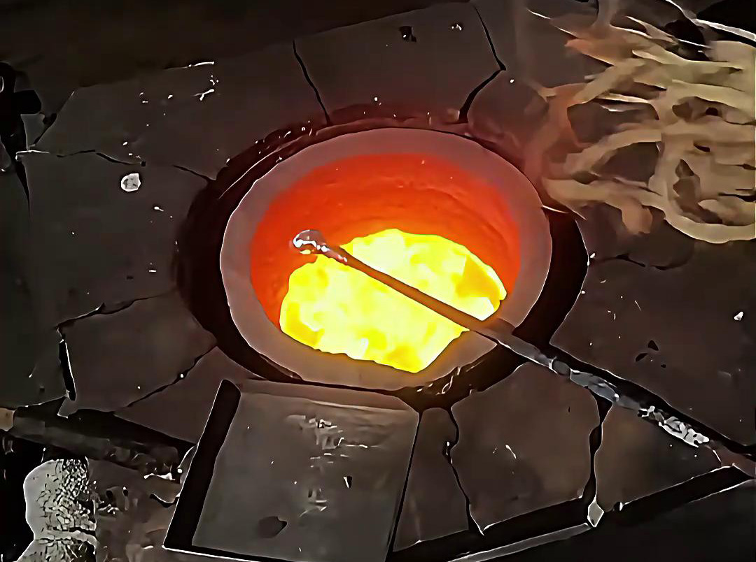 中頻熔煉爐熔化銀粉，根據(jù)需求配熔煉量大小