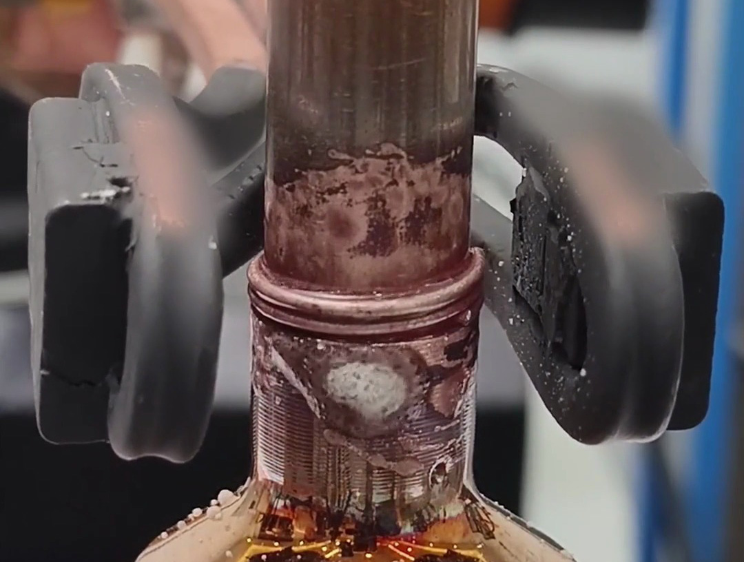 機(jī)械手帶動手持式高頻焊機(jī)左扭右擰，這樣焊接銅管效果更均勻