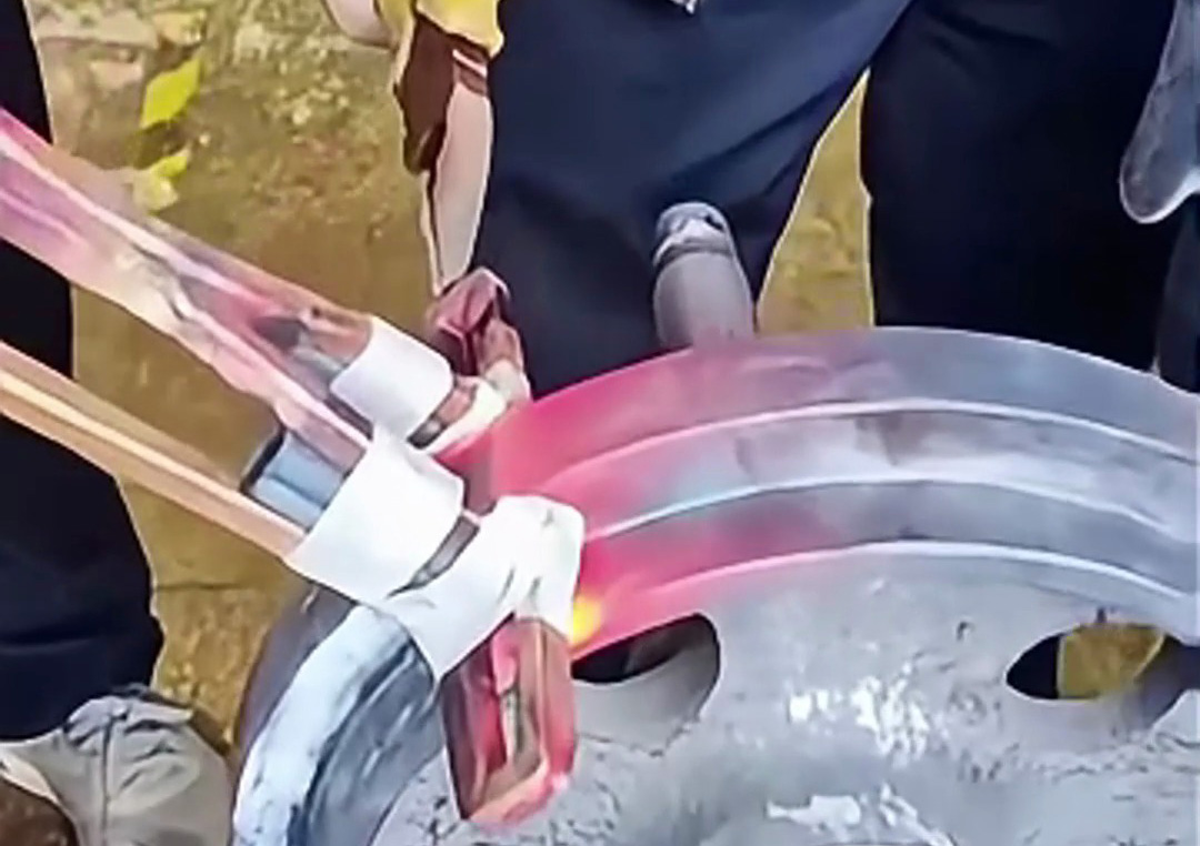 一種類(lèi)行車(chē)輪表面淬火熱處理工藝測(cè)試，利用感應(yīng)加熱設(shè)備局部感應(yīng)熱處理工藝