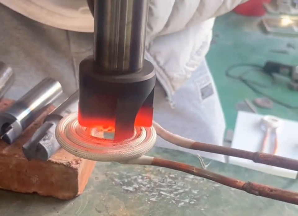 揭秘小型高頻加熱機(jī)的神奇操作！鉆頭合金熱取速度超乎想象！